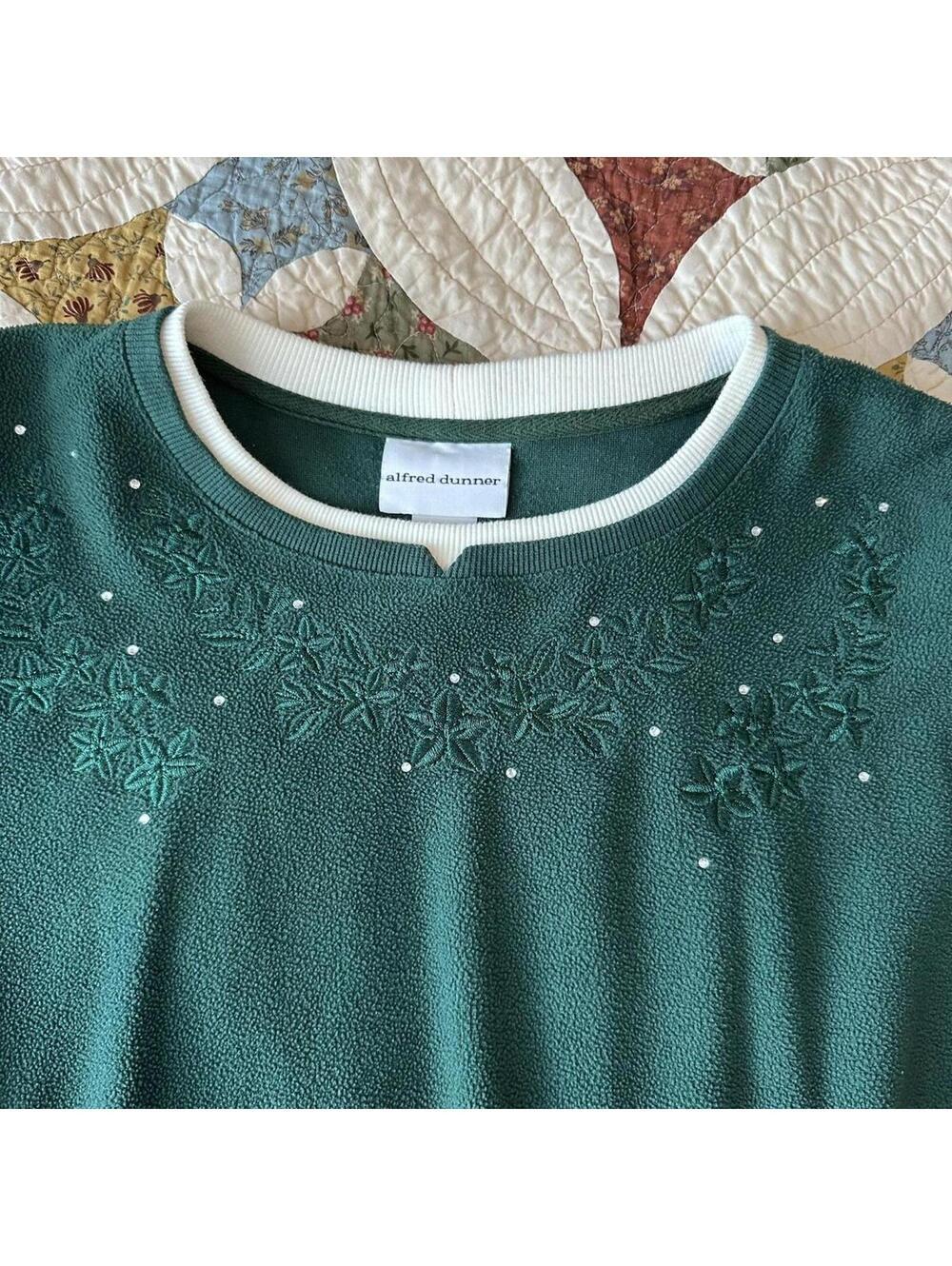 Vintage 90s green & white floral embroidered spring sweater w double collar